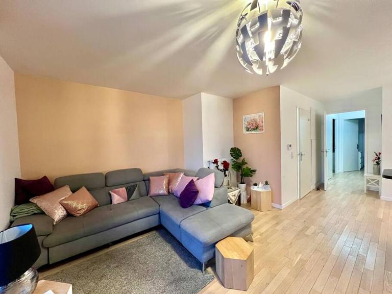 Modern Stylish Secure 2BR Near Paris private Parking - B&B Rueil-Malmaison