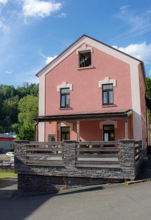 Apartmány v podhradí - Ferienwohnung Becov nad Teplou