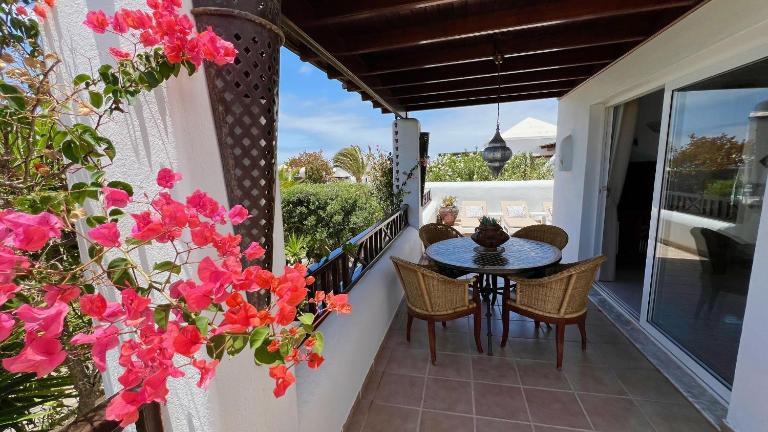 Casa Casablanca Carlos Park, tranquil yet central area 15 minutes walk to town centre - Ferienwohnung Playa Blanca