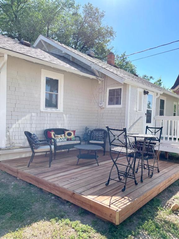 The Wildflower Cottage - Close to The Garden of the G O D s - B&B Colorado Springs