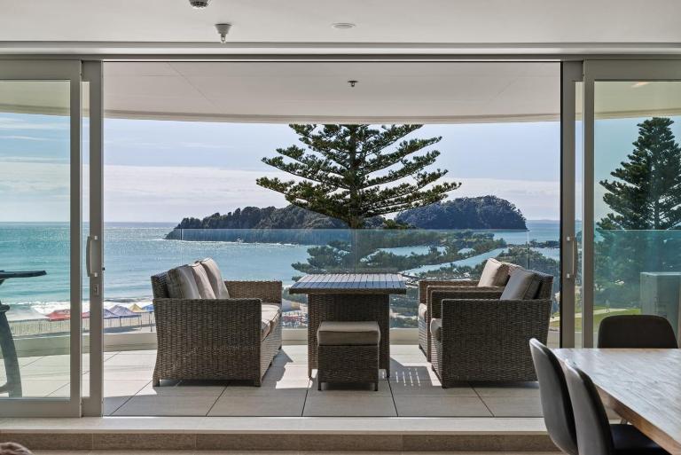 Oceanside Bliss - Absolute Beachfront - Uninterrupted Ocean Views with Pool - B&B Mount Maunganui