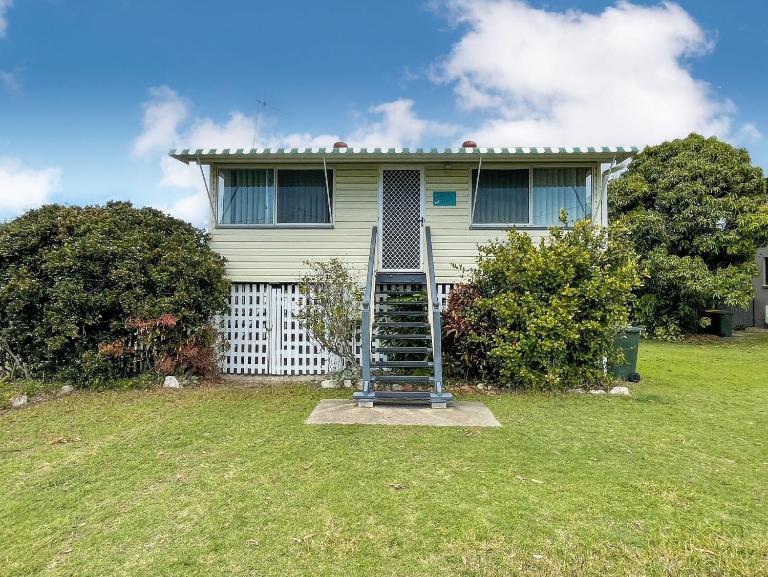 Happy Days - Burrum Heads- Close to Boatramp- 2BR - Bed and Breakfast Toogoom