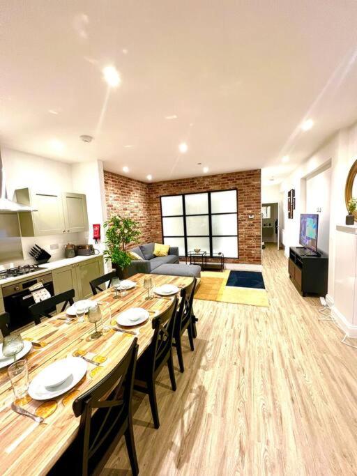 Brand New Apt - Beach Breeze Spacious 1-Bedroom Apartment with parking - sleeps 4 ppl- internet - B&B Bournemouth