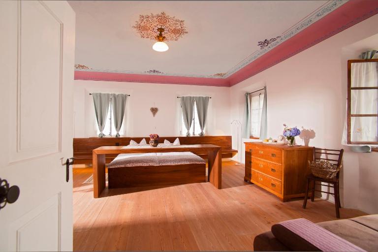 Juvanova hiša - Apartments and Rooms - Chambres d'hôtes Luce