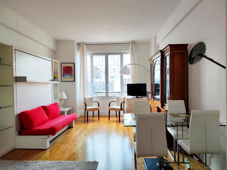 Paris 8 Elegant Apartment on Prestigious Franklin Roosevelt Avenue - Chambres d'hôtes Paris