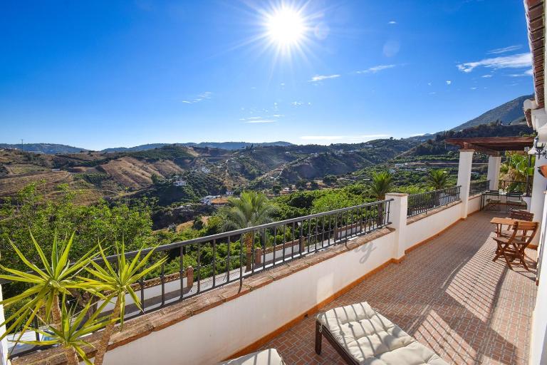 La Fuente APT 4, Frigiliana Amazing 3 bedroom 2 bthroom Family Apartment with views, Padel Court and 2 Pools HansOnHoliday Rentals - B&B Frigiliana