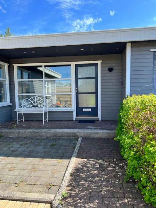 House with a hot tub - Ferienwohnung Selfoss