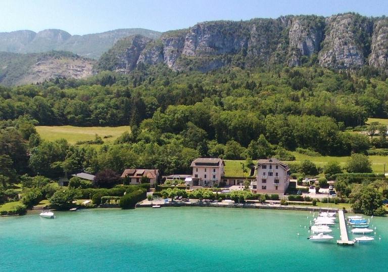 Le Nid du Lac, appartement en duplex au bord du lac d'Annecy, résidence avec plage privée - Bed and Breakfast Doussard