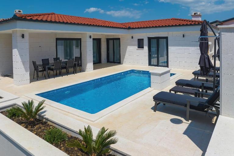 Luxury Villa Mariva with heated pool - B&B Vir