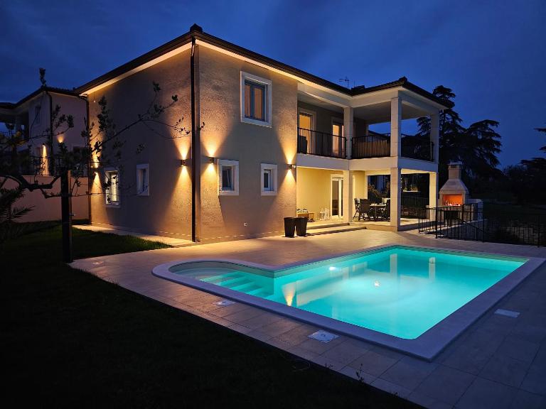 Villa Kortus Luxury modern villa near Petram Resort, beach 700m and Adriatic golf resort - B&B Savudrija