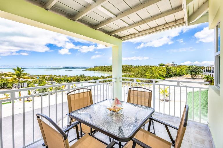Tropical Jungle Oasis with Lagoon Views, Good WiFi - B&B Providenciales