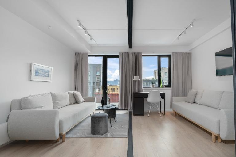 Sleek 1BD Apt with Sea View & balcony central - Ferienwohnung Tromsø