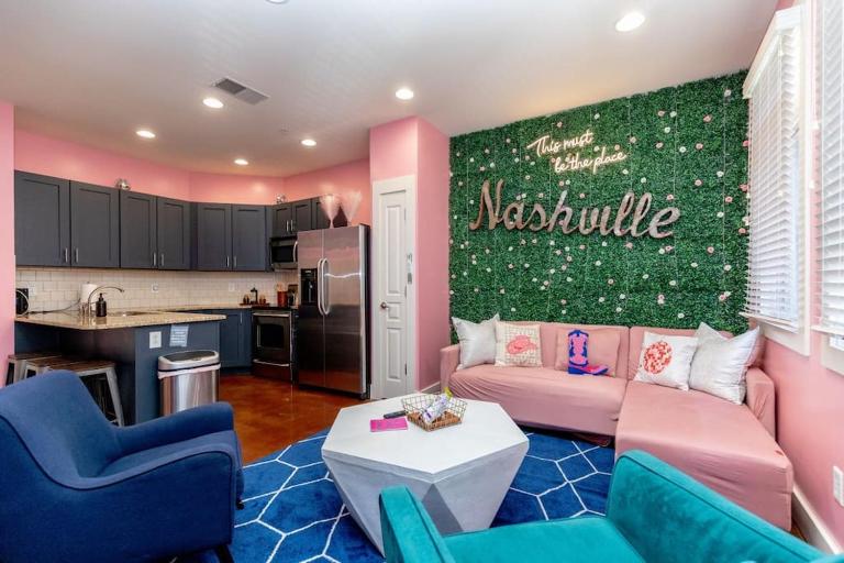 Spacious 3-Story West End Condo | Free Garage Parking for 2 | Walk to Vanderbilt & Music Row - Chambres d'hôtes Nashville