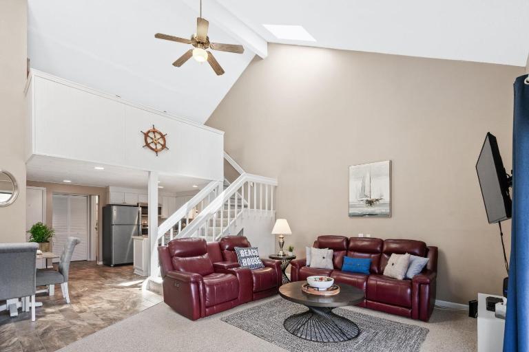 Pool View with Updated Elegant Luxury - B&B Myrtle Beach