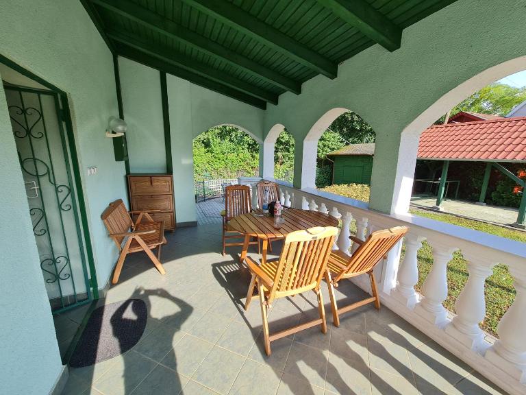 Zöldház - Ferienwohnung Balatonmáriafürdő