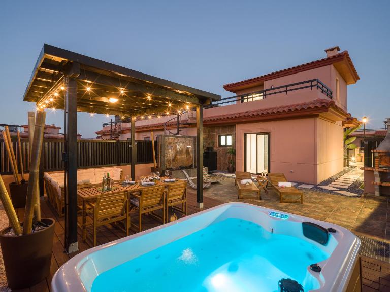 Giraud I - Luxury Modern villa next to the sea with jacuzzi & Pool - B&B Lajares