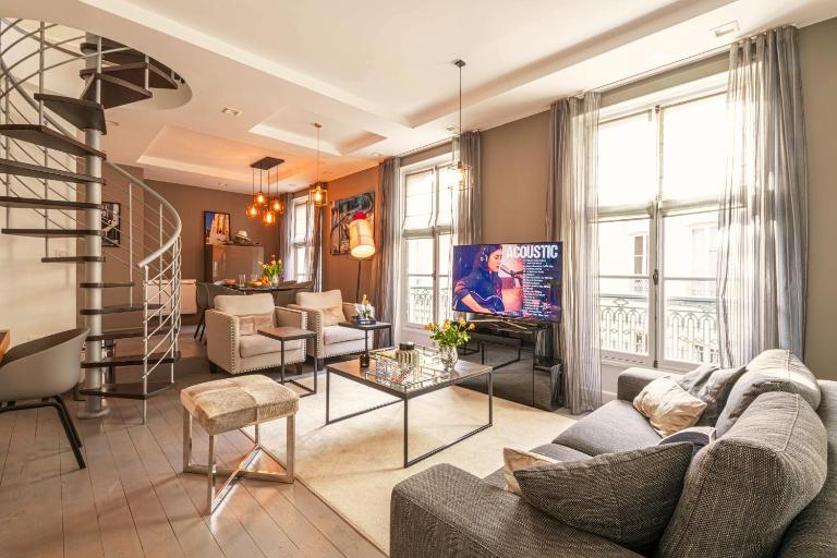 1min Walk From Champs Elysées - Avenue Montaigne - AC - Self-Checkin - Working Desk - B&B Paris