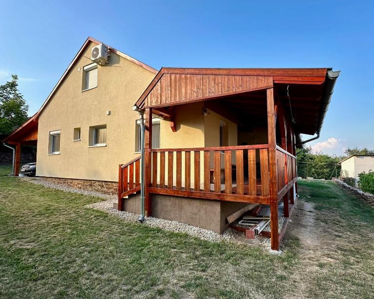 Domi ház - Panoráma Nyaraló - B&B Balatonszepezd