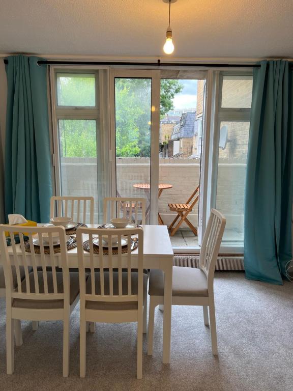 Lovely Entire Flat with Private Balcony in Euston-Central London - B&B Londra