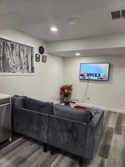 Modern 2 Bedroom Basement Suite Chappelle Edmonton - B&B Edmonton
