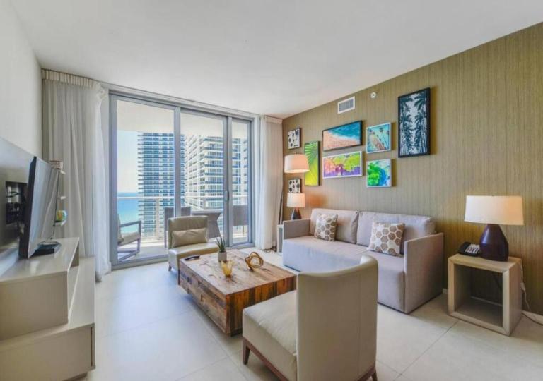Beachfront Condo with Mesmerizing Views - Ferienwohnung Hollywood