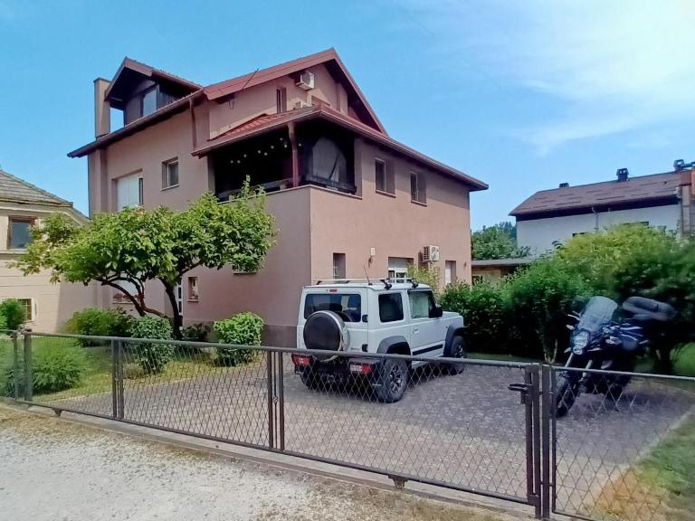 DUBOVAC CASTLE apartment - private parking - NETFLIX - garden - barbecue - table tennis - bikers friendly - Ferienwohnung Karlovac