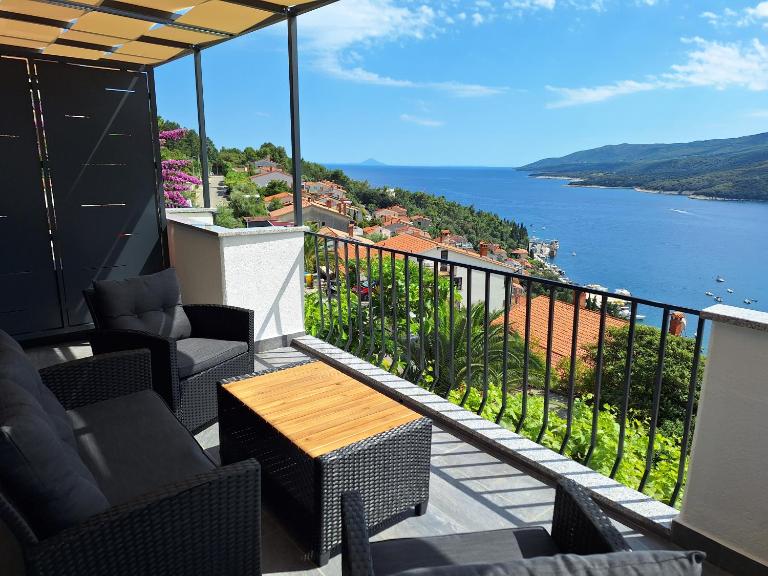 Apartment Mija Rabac with free parking in a garage - B&B Rabac