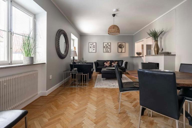 Spacious and central 4BDR apartment - Chambres d'hôtes Visby