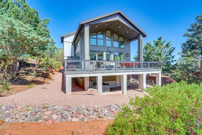 Hot Tub + Deck: Mtn-View Pine Getaway! - B&B Pine