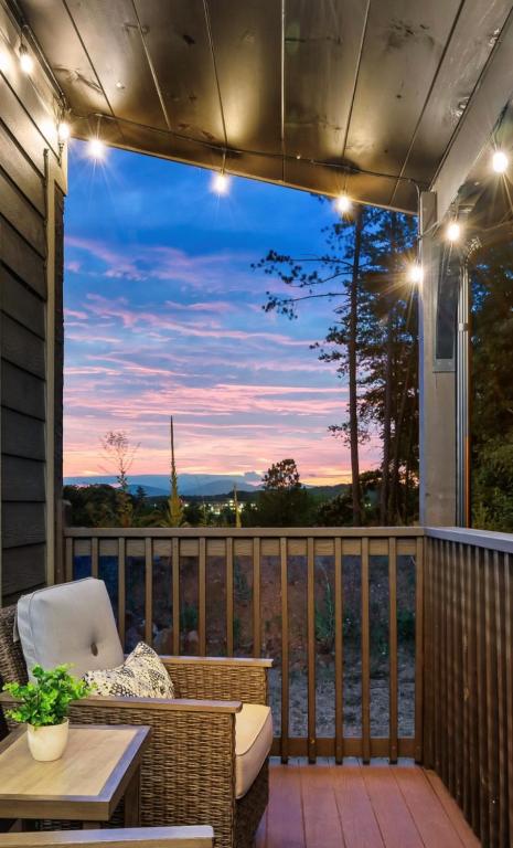 Family or couple retreat next to Downtown, Dollywood & Smoky Mountains! - B&B Sevierville