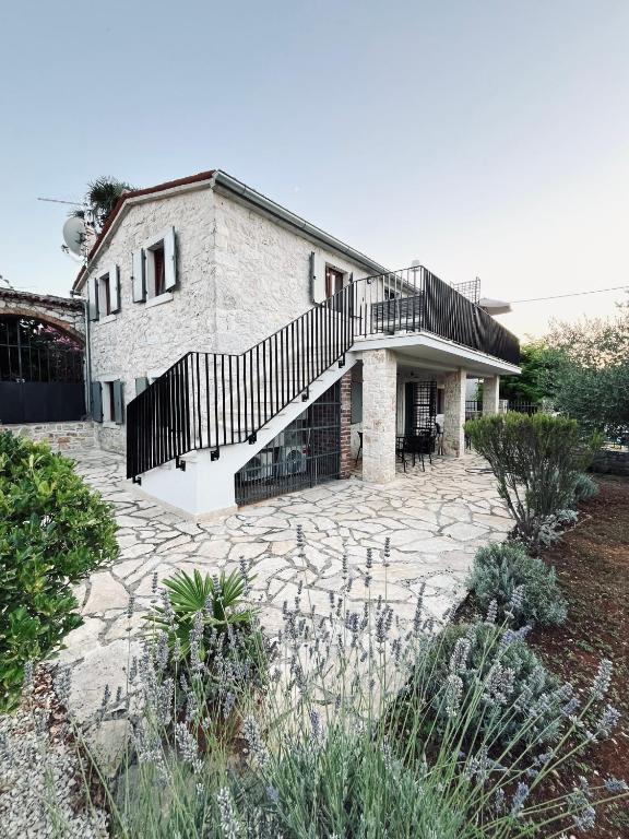 KORONSOVAC House with 4 Apartments - Chambres d'hôtes Poreč