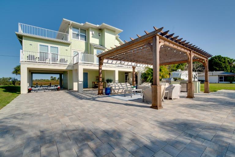 Luxe Spring Hill Home w/ Patio & Dock! - Bed and Breakfast Spring Hill
