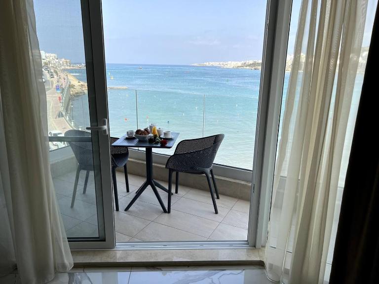Lovely 2BED seafront-xemxija -FL3 by Homely - B&B San Pawl il-Bahar