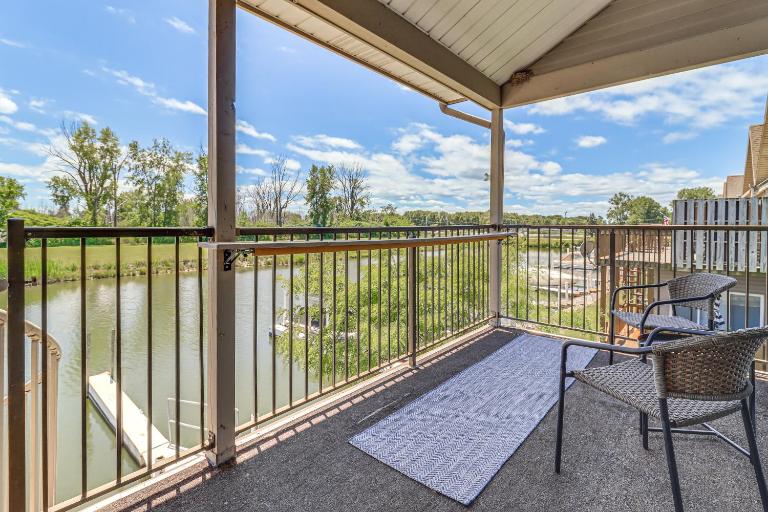 13 Mi to Port Clinton: Lake Erie Getaway w/ Dock - Bed and Breakfast Oak Harbor