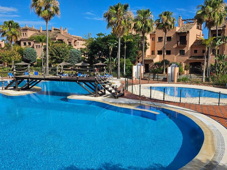 Modern 2BR APT second line Marbella Beach, Pools and Paddle - Chambres d'hôtes Estepona