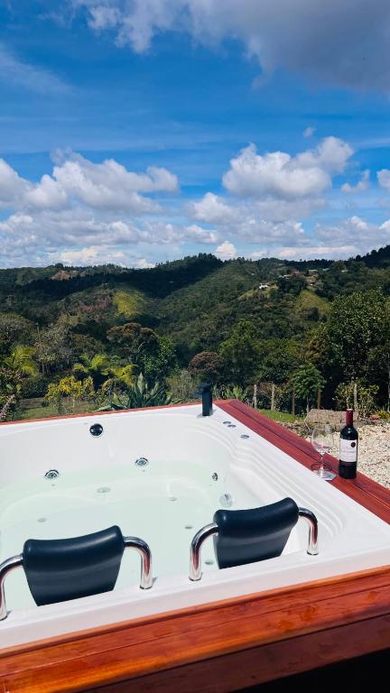 Casa Nyra with Jacuzzi near JMC - Santa Elena - Chambres d'hôtes Santa Helena
