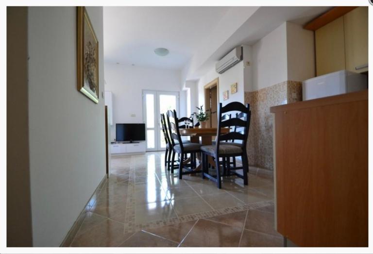 Apartment Bungalo with garden and private park place 6 persons - Bed and Breakfast Seget Vranjica