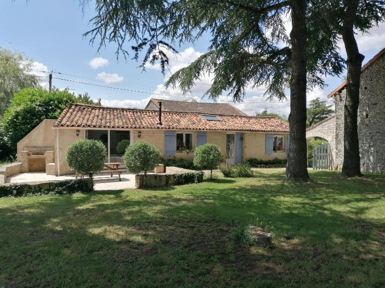 Lodge in Saint-Ciers-Sur-Bonnieure - Chambres d'hôtes Saint-Ciers-sur-Bonnieure