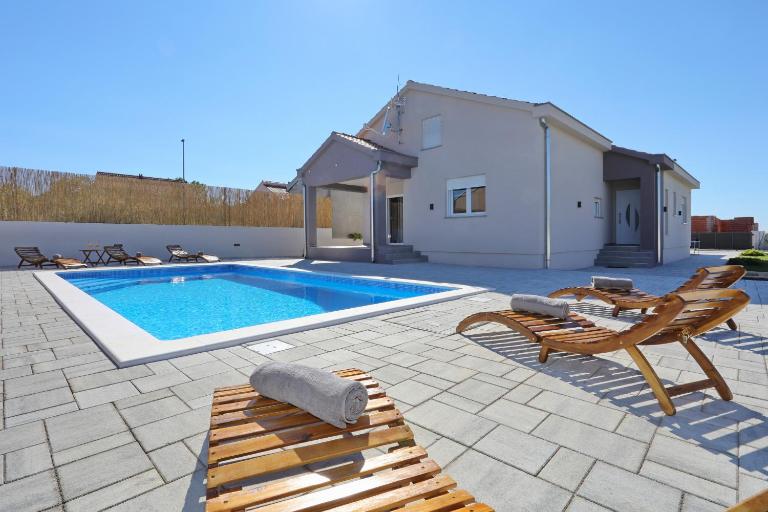 Holiday home Fjaka with swimming pool - B&B Pridraga