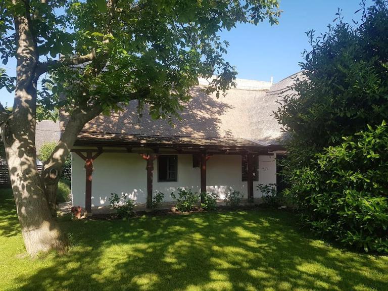 Nádtetős ház Gyenesdiáson a vízpart közelében - B&B Gyenesdiás