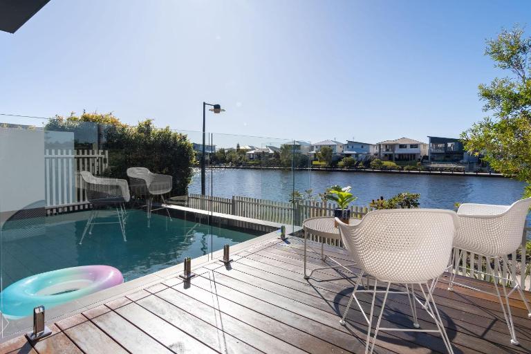 Luxury Lakeside Living at Birtinya - Bed and Breakfast Kawana Waters