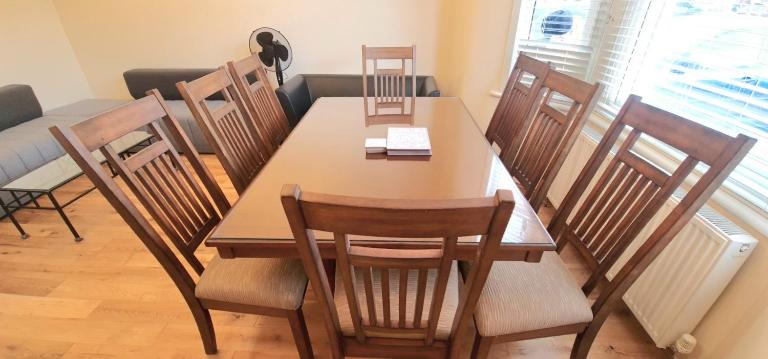 London Luxury 3 bedroom flat, 2 bathrooms, Living Room, free parking, 4 mins to station, garden - Chambres d'hôtes Ilford