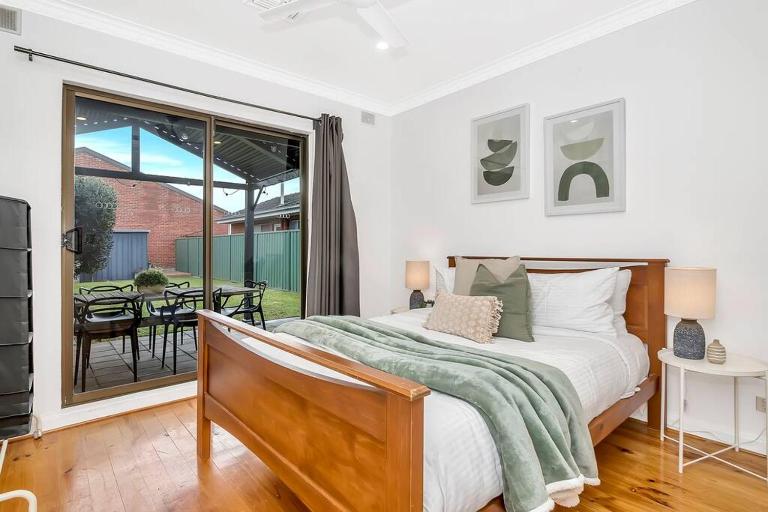 West Beach Hideaway - A Relaxed Coastal Locale - B&B Adelaide