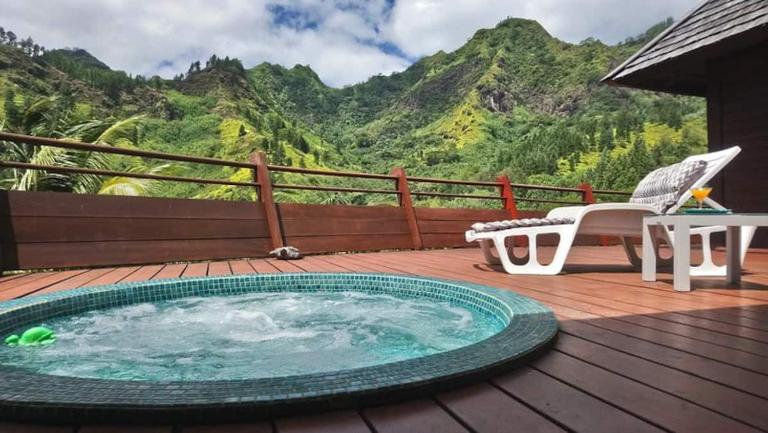 Villa de luxe LEGEND RESORT MOOREA vue mer et montagne - piscine - terrain de tennis - salle de sport - 3 chambres - Bed and Breakfast Maraa