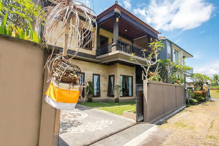 Greenfield Viewhouse: Spacious 2nd Floor Lodging - Bed and Breakfast Ubud