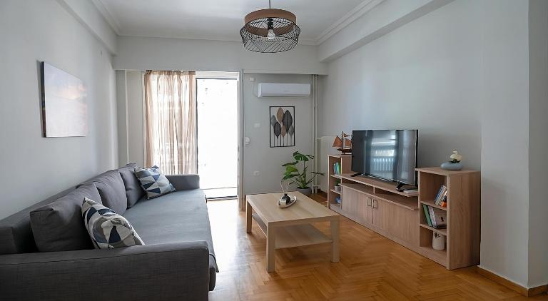 Entire Apt, 3rd Floor, 1 Bedroom, With Balcony - B&B Atene