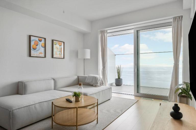 Breathtaking Ocean Views & Private Balcony - Ferienwohnung Århus