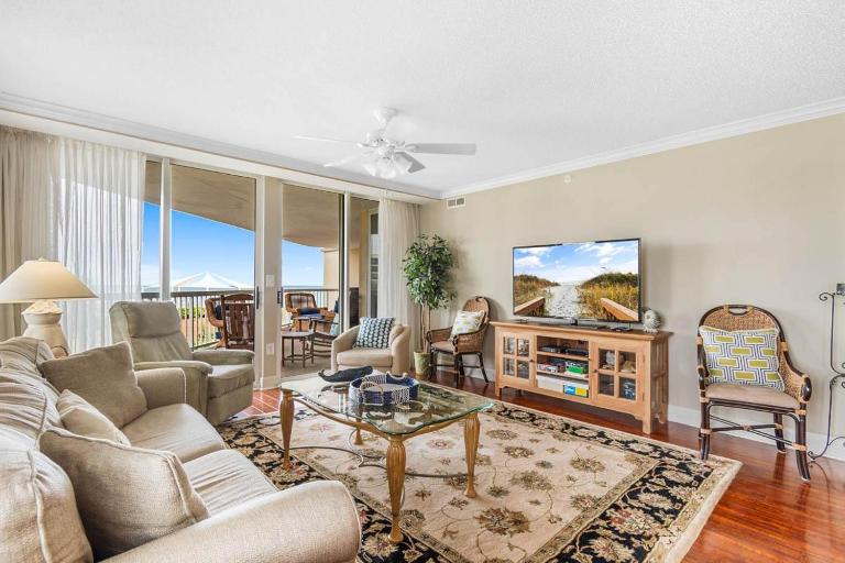 Beachfront Getaway Luxurious 3BR with Ocean Views - Bed and Breakfast Pawleys Island