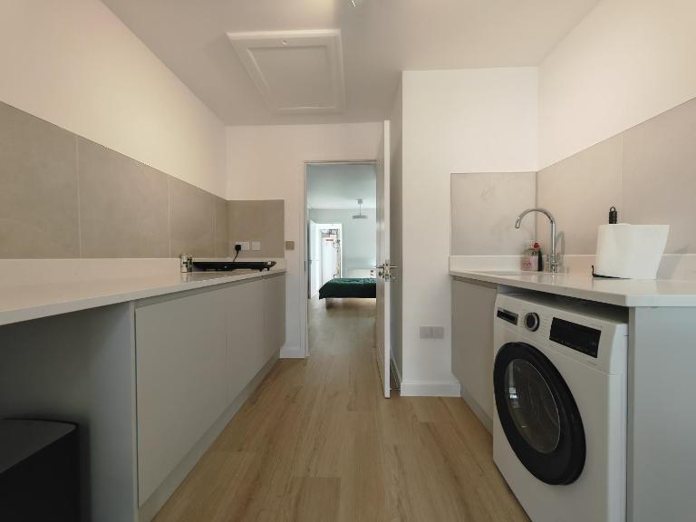 Gated 2 Guests Private House Free Parking - Bed and Breakfast Bristol