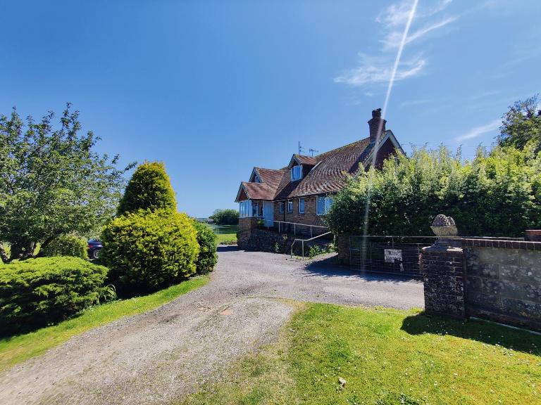 Historic river side cottage - top apartment - B&B Tarring Neville